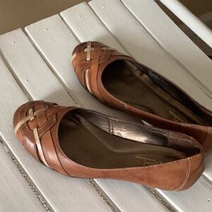 NATURALIZER Flats Shoes Tan Cream size 71/2 Ladies EUC Excellent Condition